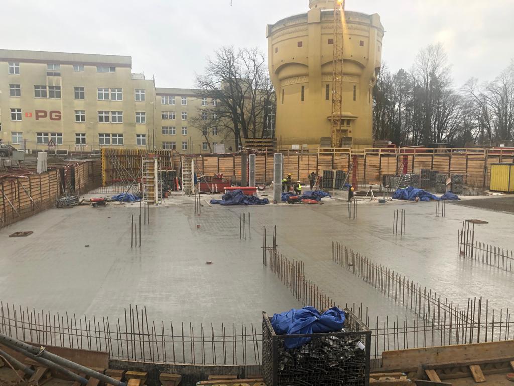 Čerpání betonu - výstavba nemocniční haly