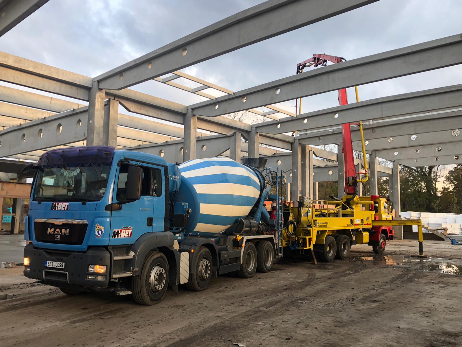 Betonování základů logistického centra